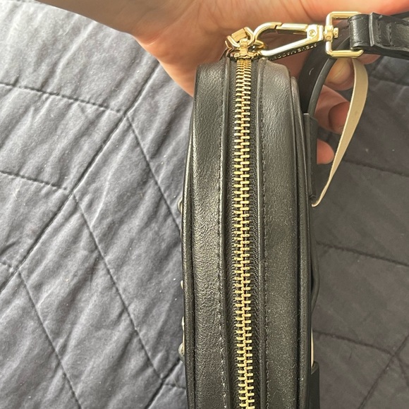 Steve Madden hip purse with belt - Picture 5 of 9